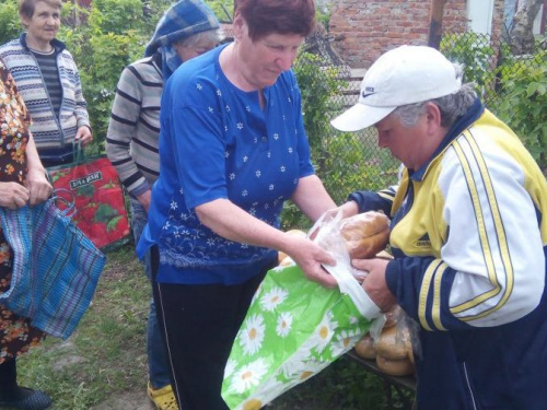 В опасную зону Донбасса доставили хлеб и булочки (ФОТО)