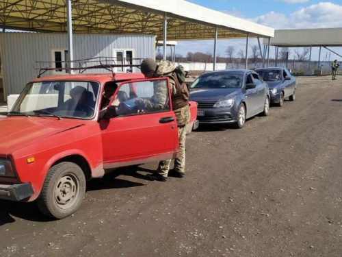 У двух донбасских КПВВ утром собралось 150 авто