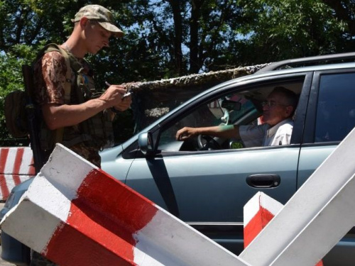 На КПВВ Донетчины растут очереди из желающих пересечь линию разграничения