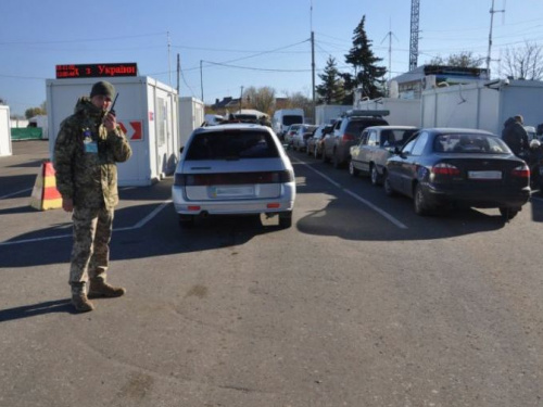 Сутки в донбасских КПВВ: снизился наплыв людей и машин, пойман взяткодатель