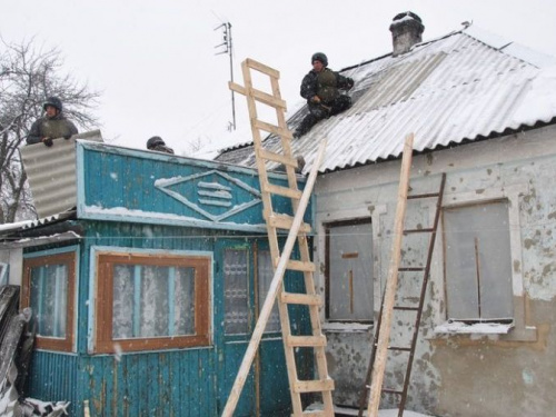 В Авдеевке спасатели восстанавливают дома при сложных погодных условиях (ФОТО)