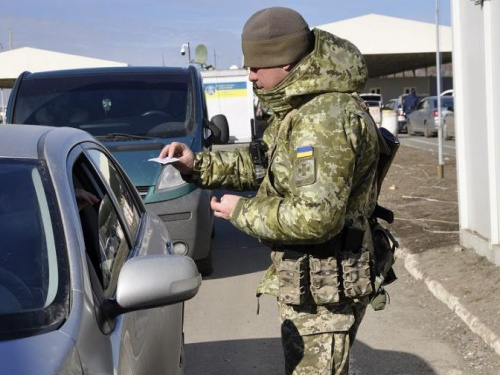 У донбасских пунктов пропуска утром 11 марта собралось более 200 авто