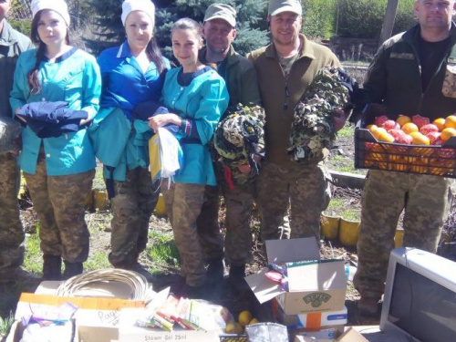 Защитники Авдеевки получили апельсины и новые флаги (ФОТО)