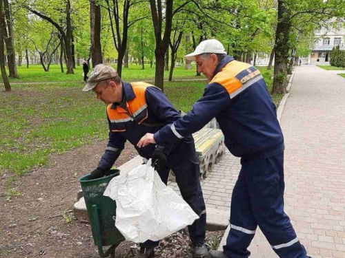 Супергерої кожного дня: як комунальники Авдіївки під обстрілами наводять лад у фронтовому місті