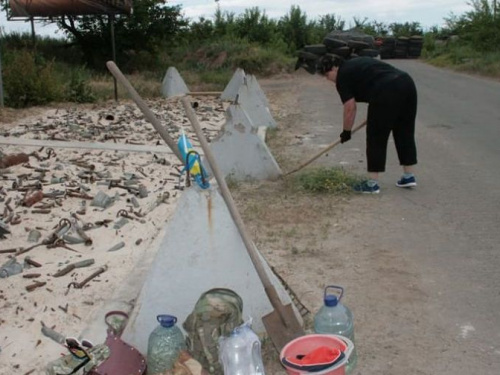 В районе Авдеевской промзоны наводят порядок на мемориале (ФОТО)