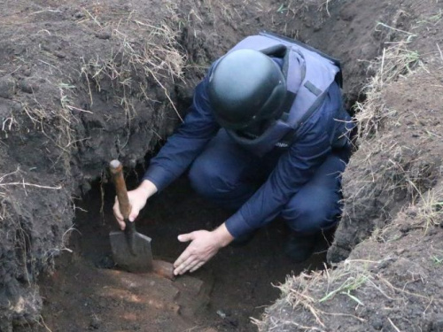 На Донетчине пиротехники ликвидируют крупный склад "старых" снарядов и мин (ФОТО)