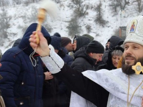 В Авдіївці на Водохреща освячували воду та пірнали в ополонку