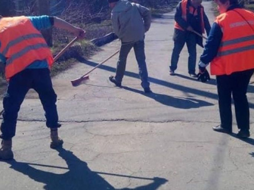  Авдіївські комунальники прибрали постраждалий від обстрілів парк у старій частині міста