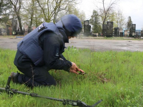 Кладбища в Донецкой области перед Радоницей проверяют на наличие боеприпасов (ФОТО/ВИДЕО)