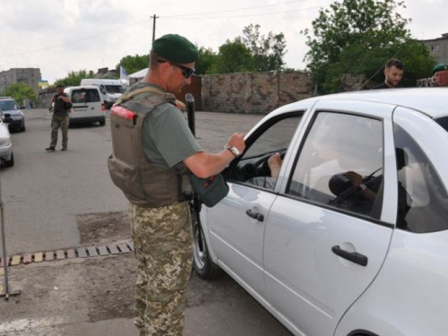 Через донбасские КПВВ пытались протащить сигареты и сейф