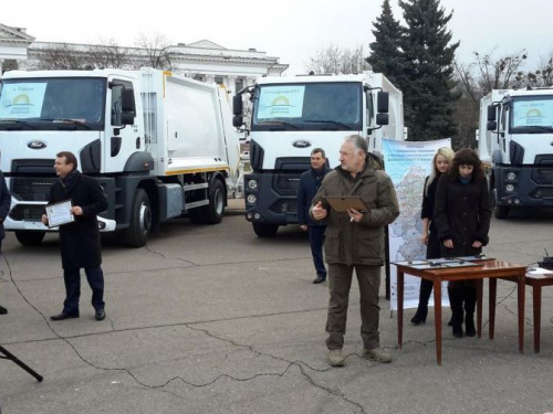 Десять городов и районов Донецкой области получили новые мусороуборочные машины (ФОТО)