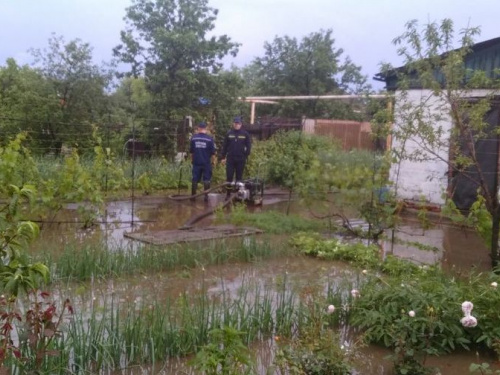 В двух городах на Донетчине сильный дождь подтопил жилые дома (ФОТО)