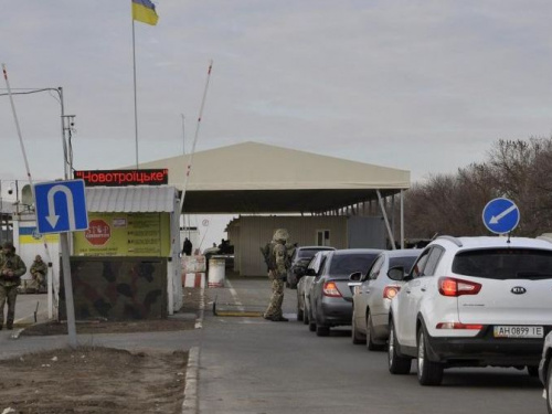 Сутки донбасских КПВВ: большой пассажиропоток, гуманитарный груз и попытка договориться