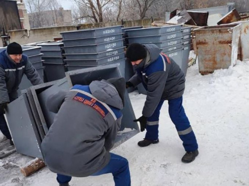 Авдіївські комунальники продовжують встановлення нових контейнерів для ТВП у місті (ФОТОФАКТ)