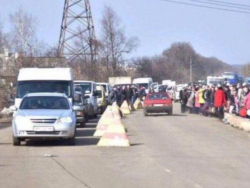 Сводка с КПВВ: очереди у «Майорска», подделки, задержания и 11 грузовиков с гуманитаркой