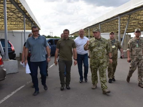 Новый глава Донецкой ОГА прибыл на КПВВ у линии разграничения (ФОТО)