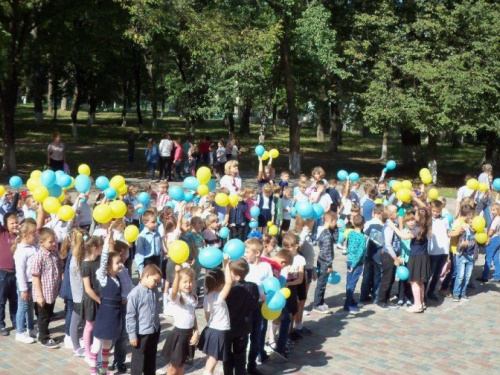 Школьники из Авдеевки выстроились в виде голубя в честь Дня мира (ФОТО)