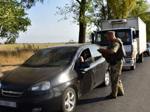 На блокпостах в Донецкой области полицейским попались четыре человека "в розыске"