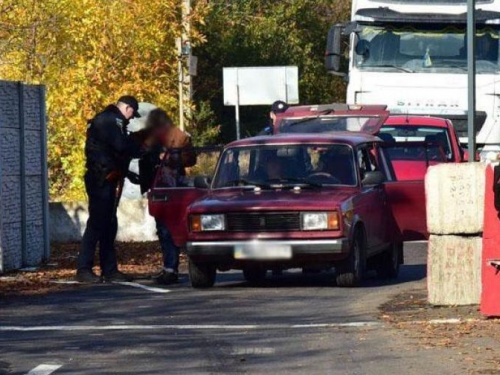 На блокпостах на Донетчине с начала года 145 раз выявляли нелегальное оружие 