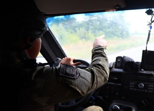 Авдіївські поліцейські вивезли з-під обстрілів поранене подружжя