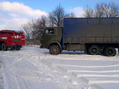 Спасатели Донетчины вытаскивают авто из снежных ловушек