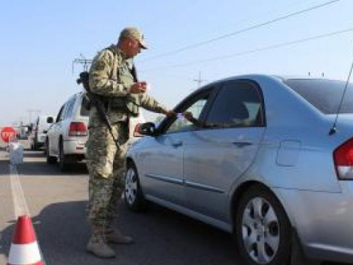 Сутки на КПВВ: крупная сумма налички,  попытка провезти буровой станок и взятки