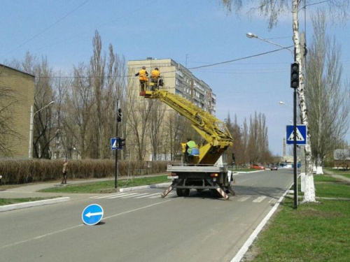 Фотофакт: у авдеевской школы появились светофоры