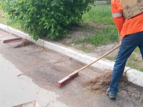 Авдіївські комунальники провели прибирання головних автошляхів міста