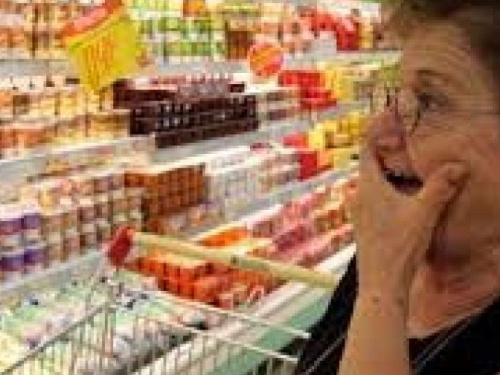 За год жизнь в Украине подорожала: в цене сильно выросли продукты, проезд в транспорте и аренда жилья