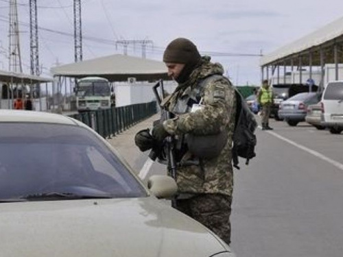 Огромное количество людей и машин прорвались через донбасскую линию разграничения