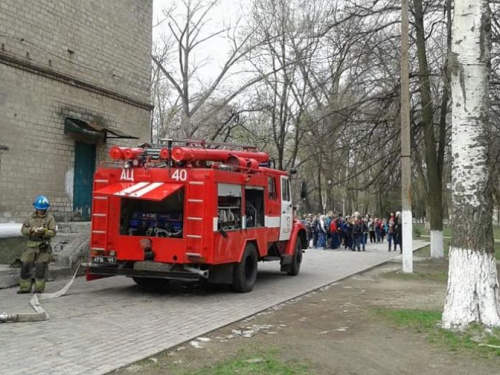 Из-за пожара в библиотеке эвакуированы более 400 авдеевских школьников  (ФОТОРЕПОРТАЖ)