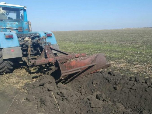 В поле на Донетчине подорвался трактор (ФОТО)