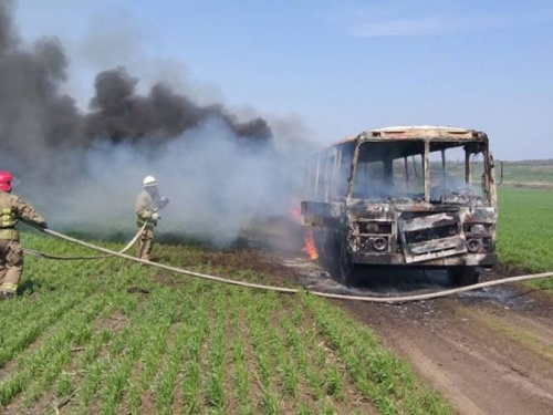 В Донецкой области на дороге полностью сгорел автобус (ФОТО)