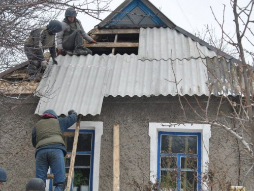 Спасатели ГСЧС вчера восстанавливали поврежденные обстрелами дома на 4 улицах Авдеевки