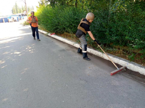 На варті чистоти: авдіївські комунальники продовжують ліквідувати наслідки обстрілів у місті (ФОТОФАКТ)