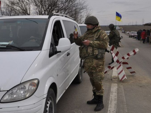 Через КПВВ Донетчины утром проезда ожидают 300 единиц транспорта