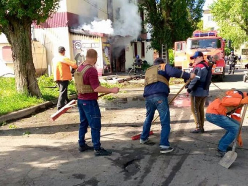 Комунальники Авдіївки продовжують оснащувати укриття та прибирати місто після обстрілів (ФОТОФАКТ)