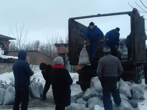 ADRA Ukraine обеспечила углем почти 1300 семей в "серой зоне" на Донбассе (ФОТО)