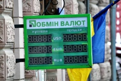 Долар дешевшає: актуальні курси валют на 15 серпня