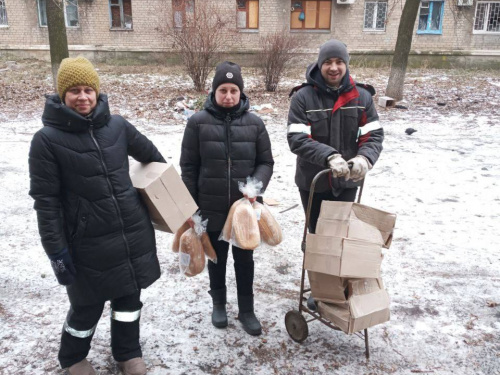 В Авдіївці мешканцям роздали хліб, освітлювальні прилади та продуктові набори