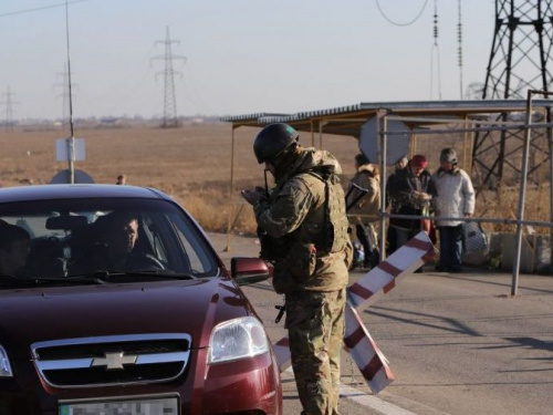 На КПВВ Донбасса в очередях застряли около трехсот авто