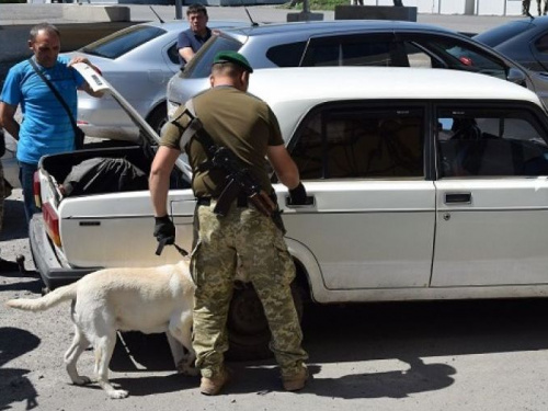 Пограничники не пропустили на оккупированную часть Донетчины духи и  аксессуары для смартфонов