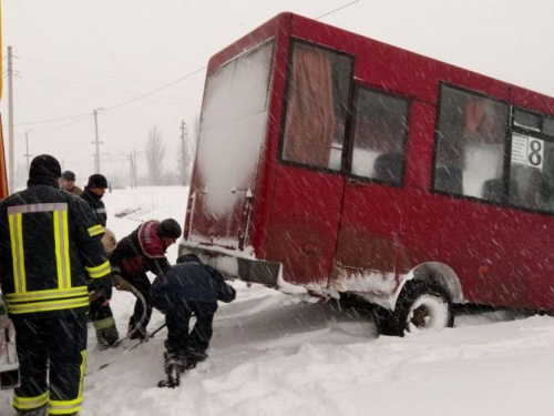 Непогода на дорогах Донетчины: спасатели уже вызволили из заносов автобус, грузовик и несколько легковушек (ФОТО)