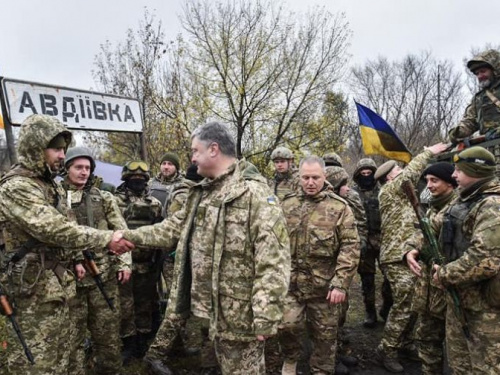 Порошенко в Авдеевке поблагодарил воинов за службу (ФОТО + ВИДЕО)