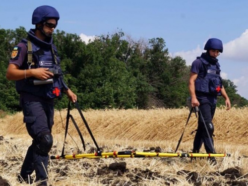 В Донецкой области предотвращали взрывы, восстанавливали дома и помогали на КПВВ (ФОТО)