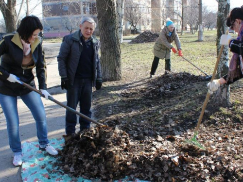 Авдеевку убирали взрослые и дети (ФОТО)