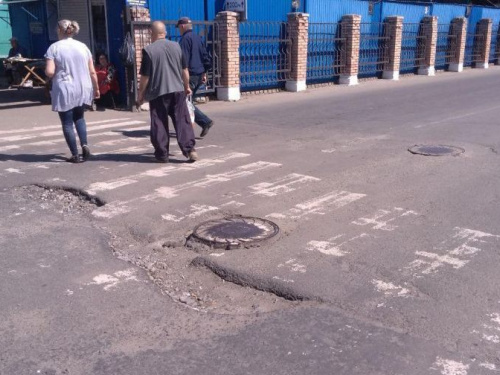 Опасная яма в Авдеевке вынудила обратиться в полицию (ФОТО)