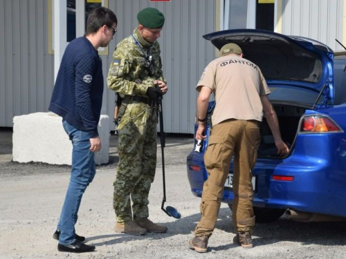 В районе донбасской линии разграничения задержали косметические и гигиенические средства, а также корма для животных