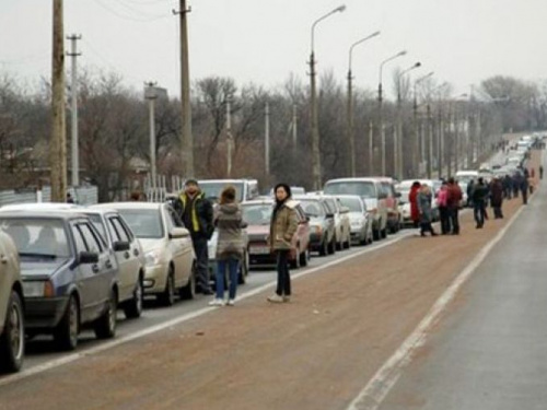 На донбасских КПВВ резко вырос поток пешеходов и транспорта