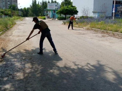 Авдіївські комунальники продовжують ліквідувати наслідки обстрілів на території міста